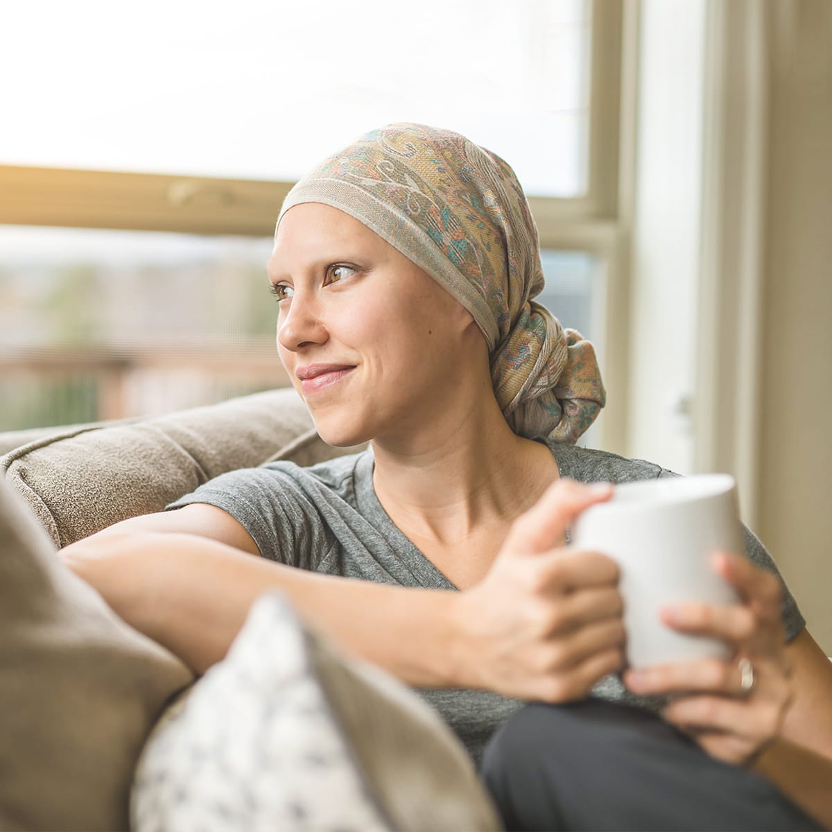 Patiente d'oncologie regardant par la fenêtre